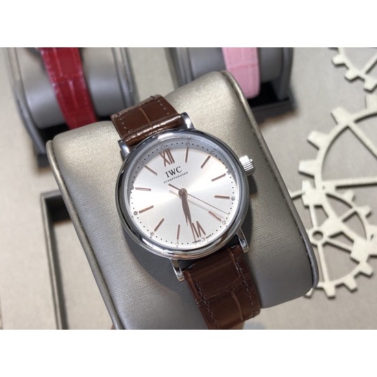 实拍【IWC 2019推出女士全新 Portofino波涛菲诺系列】1⃣️:壳套尺寸34mm/8.8mm采用316精钢材质打磨,每个壳套全程CNC处理所有细节达到完美2⃣️:采用进口日本9015天文台级别经过本厂严格把控 调试 达到零返修稳定性3⃣️:采用瑞士蓝宝石镜面 通透明亮4⃣️字面采用简洁的条丁罗马和表盘十二颗 设计呈现出精致典雅之感5⃣️:表带采用原装快速更换系统 搭配意大利小牛皮皮质柔软细腻:有六种颜色可选(绿色,兰色,黑色,深棕,酒红,粉色)6⃣️:原装表扣采用316精钢材质打磨 实拍【IWC 2019推出女士全新 Portofino波涛菲诺系列】1⃣️:壳套尺寸34mm/8.8mm采用316精钢材质打磨,每个壳套全程CNC处理所有细节达到完美2⃣️:采用进口日本9015天文台级别经过本厂严格把控 调试 达到零返修稳定性3⃣️:采用瑞士蓝宝石镜面 通透明亮4⃣️字面采用简洁的条丁罗马和表盘十二颗 设计呈现出精致典雅之感5⃣️:表带采用原装快速更换系统 搭配意大利小牛皮皮质柔软细腻:有六种颜色可选(绿色,兰色,黑色,深棕,酒红,粉色)6⃣️:原装表扣采用316精钢材质打磨