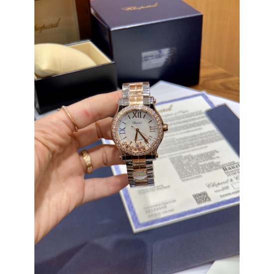 《YF出品》萧邦Happy Diamonds系列在女士腕表当中非常具有标志性,这款腕表拥有36和30毫米的腕表直径,对于大部分女士来说这个尺寸刚刚好。极具标志性的表壳设计搭配银色表盘,盘面上转动的钻石是萧邦Happy Diamonds最大的亮点设计所在。腕表搭载了自动上链机芯,能够为腕表提供42个小时的动力储存。。。YF臻品(2021新鲜上市):萧邦HAPPY DIAMONDS系列274893-5003腕表(精钢-玫瑰金-白色贝壳表盘,7颗彩色活动钻石,2892-2全自动机械,36毫米) 《YF出品》萧邦Happy Diamonds系列在女士腕表当中非常具有标志性,这款腕表拥有36和30毫米的腕表直径,对于大部分女士来说这个尺寸刚刚好。极具标志性的表壳设计搭配银色表盘,盘面上转动的钻石是萧邦Happy Diamonds最大的亮点设计所在。腕表搭载了自动上链机芯,能够为腕表提供42个小时的动力储存。。。YF臻品(2021新鲜上市):萧邦HAPPY DIAMONDS系列274893-5003腕表(精钢-玫瑰金-白色贝壳表盘,7颗彩色活动钻石,2892-2全自动机械,36毫米)