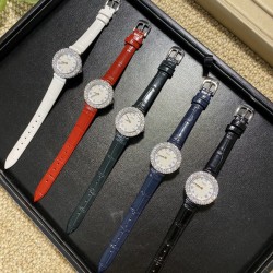 实拍 伯爵PIAGET珠宝系列，全套精钢镂空打造鸟巢壳身，采用最新手法三爪镶石工艺，光滑精致无暇，细节完美至无可挑剔，整表美轮美奂由你任意搭配出行或各种宴会派对，该款采用进口机械/石英两种机芯可选择，表带制作精良，狠下本钱采用进口高光牛皮 一点也不逊于市场的一般鳄鱼皮。