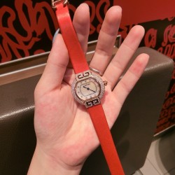 卡地亚-—Tortue（龟形）系列、当所有的腕表都是圆形的、Tortue腕表前卫的龟甲形设计元素、开角处的紧箍咒形双向“”卍解元”元素特立独行，卡地亚设计总裁亲自操刀，细心挑选每一个钻石，秉着超越传统人性化的创新设计理念，使得此优秀作品又成为了经典传世之作！，表径：34mm干净利索，温婉知性，纯手工镶嵌皓石，瑞士超薄石英机芯，箭形指针，矿物质水晶宝石镜面！！！