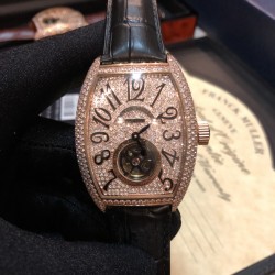 【独家实拍 法兰克穆勒-Franck muller 男士腕表 】法兰克穆勒 FM全新升级版 酒桶满天星，8880 CC AT 飞轮系列  ，独具一格匠心之作，精工雕刻镶嵌数字飞轮表盘，正明珠自动上链机械机芯 原装1:1 功能 暗喻不拘一格的独立型格，耐磨蓝光水晶镜面 304L精钢镶钻外壳 经过多道工序制作而成，不惜代价还原正品！ 复古摩登与现代张扬兼具，佩戴于腕间，彰显独特品味！