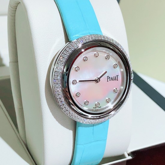 ★实拍 伯爵-PIAGET,时尚石英女款,来自Possession系列诚意推荐,魅力十足的臻品采用瑞士石英机芯,蓝宝石水晶玻璃镜面,表圈可360度旋转,在不经意的旋转之间带来不同的好心情灵动搭配,转动间,专属于你独一无二的个性造型耀目而生有光圈、单排钻和双排钻任性选择!表壳直径34mm厚度8mm。 ★实拍 伯爵-PIAGET,时尚石英女款,来自Possession系列诚意推荐,魅力十足的臻品采用瑞士石英机芯,蓝宝石水晶玻璃镜面,表圈可360度旋转,在不经意的旋转之间带来不同的好心情灵动搭配,转动间,专属于你独一无二的个性造型耀目而生有光圈、单排钻和双排钻任性选择!表壳直径34mm厚度8mm。