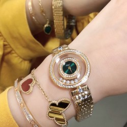 【独家美拍萧邦经邦萧邦HAPPY DIAMONDS系列快乐钻腕表】新增最新绿表盘 蓝宝石玻璃镜面 我们就是自己的神话 原厂瑞士石英机芯 镜面内7颗快乐钻自由转动 活动钻石围绕表盘回旋起舞 制作精巧的表壳玩味透明概念 chopard家标志性的Happy钻石在两片蓝宝石水晶玻璃 形成的空间内自由滑动 充分展现自由和欢快的感觉 表壳顶端与底端各缀有一圈钻石 树叶形指针 较小的同心圆为珍珠母贝质地 呈圆满的球型 两个同心圆环上皆全手工镶有钻石 七颗灵动钻石如悬空漂浮一般 细节见真知