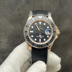 升级版全新到货，劳力士ROLEX游艇名仕型「116655」装载3135机芯，40mm 316L精钢表壳铸造18ct永恒玫瑰金，双向旋转60分钟刻度外圈配哑黑色Cerachrom陶质圈口，凸显抛光立体数字！新款Pyesterflex橡胶表带亦配备蚝式保险扣，人性化二级可剪设计，佩戴稳固从而更加舒适！字面刻度填充进口Chromalight长效果蓝色物料！原装保护胶罩，可检验圈口的外径尺寸是否与原装一致。超级复刻，只有少量，速度要快，动作要帅[机智]现下单外赠一副橡胶表带。