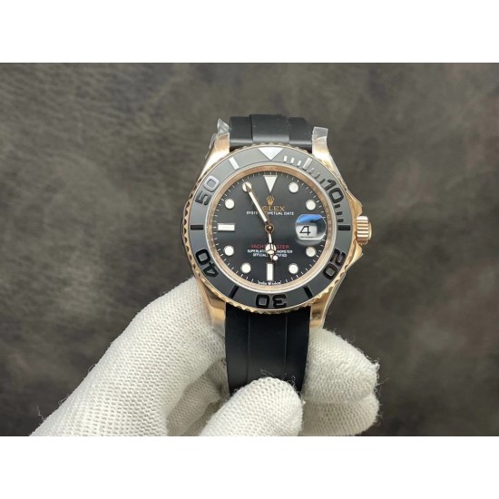 升级版全新到货，劳力士ROLEX游艇名仕型「116655」装载3135机芯，40mm 316L精钢表壳铸造18ct永恒玫瑰金，双向旋转60分钟刻度外圈配哑黑色Cerachrom陶质圈口，凸显抛光立体数字！新款Pyesterflex橡胶表带亦配备蚝式保险扣，人性化二级可剪设计，佩戴稳固从而更加舒适！字面刻度填充进口Chromalight长效果蓝色物料！原装保护胶罩，可检验圈口的外径尺寸是否与原装一致。超级复刻，只有少量，速度要快，动作要帅[机智]现下单外赠一副橡胶表带。