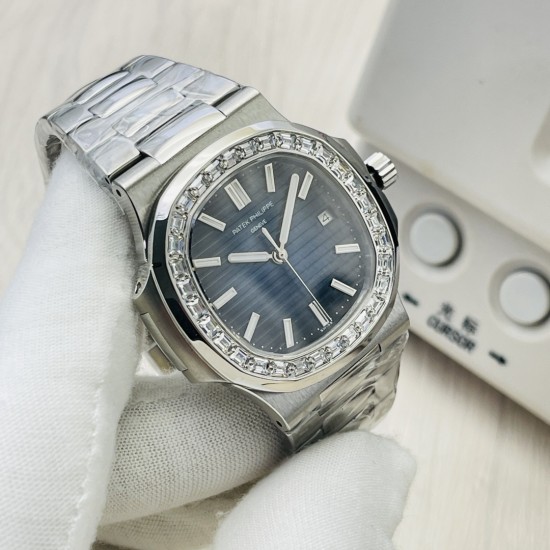 【PFF Factory2022新势力 新力作】V4最高升级版本 最高复刻 百达.翡丽PATEK PHILIPPE 优雅运动系列5711/1A鹦鹉螺!PFF震撼出品!钢表之王!1⃣️【机芯】全网最佳解毒方案,搭配百达.翡丽9015机改Cal.324自动上链一体机芯!精准稳定!2⃣️【表带】定制级人体工程学表带,钢带中珠是钻石型的,与正品相结合。3⃣️【直径】表壳尺寸40毫米,厚度仅9.8毫米,也与原装最接近。【PFF Factory】匠心之作 欢迎您的品鉴! 【PFF Factory2022新势力 新力作】V4最高升级版本 最高复刻 百达.翡丽PATEK PHILIPPE 优雅运动系列5711/1A鹦鹉螺!PFF震撼出品!钢表之王!1⃣️【机芯】全网最佳解毒方案,搭配百达.翡丽9015机改Cal.324自动上链一体机芯!精准稳定!2⃣️【表带】定制级人体工程学表带,钢带中珠是钻石型的,与正品相结合。3⃣️【直径】表壳尺寸40毫米,厚度仅9.8毫米,也与原装最接近。【PFF Factory】匠心之作 欢迎您的品鉴!