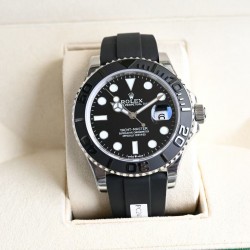 ROLEX 劳力士 YACHT MASTER 游艇名仕型 116655 运动男表 精钢镀厚玫瑰金表壳 陶瓷表圈 可双向转动 旋入式表冠 蓝宝石镜面有日历放大镜6点位镭射皇冠防伪 橡胶表带 表带侧面有OYSTERFLEX字样雕刻 表带背面有导汗槽 Glidelock折叠保险表扣！