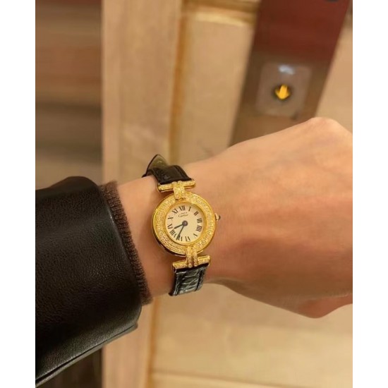 卡地亚小旋风 官网图鳄鱼皮版本卡地亚小旋风must de小金表vintage中古断货王，性价比高闭眼入。神仙颜值美绝trinity，小孩子才做选择，成年人都是all in![色]表径24mm，超薄厚度6.3mm，搭载瑞士石英机芯，罗马刻度奶油盘，简洁大两针，后镶天然美钻搭配鳄鱼皮表带更奢华超级闪。可仙可盐可甜，精致优雅上手绝美。时尚是一个经典的轮回～说不定今年的复古风，你就是走得最驾轻就熟的一个。推荐指数：⭐⭐⭐⭐⭐