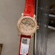 实拍 为你带来快乐——推出萧邦chopard Happy Sport满钻腕表！①卓越时计源于精湛工艺，双层蓝宝水晶玻璃之间，7颗施华洛世奇快乐彩钻活灵活现，完美诠释原装的韵味和感觉，镶满钻的表壳比例匀称，做工精湛，颗颗美钻饱满挺拔。②字面为了追求完美，耗时耗力，每一个刻度和英文logo都经过多次的独立开模，耗费多套模板，为你带来最接近原装的字面效果！③机芯采用进口石英机芯走时精准，④表带方面，为追求极致以及每一位客户的体验感，不惜成本采用牛皮皮表带，为你带来最高的体验手感制表技艺和宝石镶嵌完美融合！