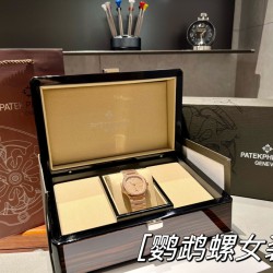 百达翡丽运动优雅鹦鹉螺女款腕表P强势来袭！细节说明1⃣️搭配定制版9015机改Cal.324sc自动机芯，动能储存45小时，振频28800每小时！2⃣️316L定制级人体工程学表带！3⃣️腕表尺寸35.2MM，与原装一致！4⃣️镶嵌56颗施华洛世奇水晶钻与正品钻石数量一致 ！5⃣️表镜双面防眩目蓝宝石水晶玻璃。6⃣️字面色泽均与正品一致！“没人能拥有百达翡丽，只不过为下一代保管而已。”优雅大气 完美演绎职场女性的时尚品味，在优雅之余又不失强悍霸气。匠心力作 欢迎您的品鉴！