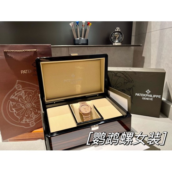 百达翡丽运动优雅鹦鹉螺女款腕表P强势来袭!细节说明1⃣️搭配定制版9015机改Cal.324sc自动机芯,动能储存45小时,振频28800每小时!2⃣️316L定制级人体工程学表带!3⃣️腕表尺寸35.2MM,与原装一致!4⃣️镶嵌56颗施华洛世奇水晶钻与正品钻石数量一致 !5⃣️表镜双面防眩目蓝宝石水晶玻璃。6⃣️字面色泽均与正品一致!“没人能拥有百达翡丽,只不过为下一代保管而已。”优雅大气 完美演绎职场女性的时尚品味,在优雅之余又不失强悍霸气。匠心力作 欢迎您的品鉴! 百达翡丽运动优雅鹦鹉螺女款腕表P强势来袭!细节说明1⃣️搭配定制版9015机改Cal.324sc自动机芯,动能储存45小时,振频28800每小时!2⃣️316L定制级人体工程学表带!3⃣️腕表尺寸35.2MM,与原装一致!4⃣️镶嵌56颗施华洛世奇水晶钻与正品钻石数量一致 !5⃣️表镜双面防眩目蓝宝石水晶玻璃。6⃣️字面色泽均与正品一致!“没人能拥有百达翡丽,只不过为下一代保管而已。”优雅大气 完美演绎职场女性的时尚品味,在优雅之余又不失强悍霸气。匠心力作 欢迎您的品鉴!