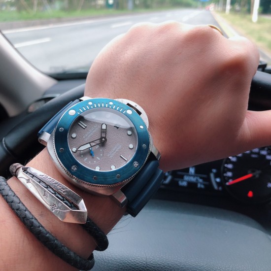 沛纳海 新款来袭SUBMERSIBLE 潜行系列,型号PAM00959 直径47mm,厚度15mm,矿物质强化玻璃,逆时针旋转表圈附分度标,配蓝色嵌入式陶瓷转盘,进口硅胶带,装配全自动机芯!精品奉献,彰显男士魅力,欢迎转载 三杰精心推荐男士机械腕表 SJ为你精心挑选超真实实物图拍摄 沛纳海 新款来袭SUBMERSIBLE 潜行系列,型号PAM00959 直径47mm,厚度15mm,矿物质强化玻璃,逆时针旋转表圈附分度标,配蓝色嵌入式陶瓷转盘,进口硅胶带,装配全自动机芯!精品奉献,彰显男士魅力,欢迎转载 三杰精心推荐男士机械腕表 SJ为你精心挑选超真实实物图拍摄