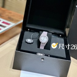 出品伯爵Limelight Gala腕表超级版，原装开模，修正现市面任何版本的不足！【精彩细节】1.ZF运用一流的壳套打磨工艺，诠释伯爵优雅气质。2.底盖的贵金属钢印清晰明朗，苍劲有力。3.底盖结构同步正品，采用双层防磁防震设计。4.采用定制版瑞士石英机芯，续航给力，走时稳健，零返修。5.镶饰60颗明亮式切割施华洛世奇美钻（约0.92克拉）。表扣镶饰单颗明亮式切割施华洛世奇美钻（约0.01克拉）动人线条衬托优雅气质 ZF出品 必属精品！