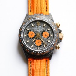 劳力士Rolex Daytona全碳纤维宇宙计时迪通拿横空出世 这款获得瑞士天文台认证的首款全碳纤迪通拿搭载全自动计时7750机械机芯 均调校测试 表盘配蜗形小秒针盘 蓝宝石抗刮损水晶镜面 碳纤维字面 完美复刻 原装同步魔术贴帆布带/橡树胶带 原装扣  更加柔软舒适 方便佩戴 爱不释手的劳力士迪通拿 品不完的一劳永逸！！！