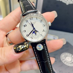 【赵丽颖同款】Longines浪琴 名匠系列女士腕表。全新浪琴名匠月相腕表系列。 诠释女性高贵典雅。精钢表壳直径：34毫米尺寸。官方一致6字位月相1-31日期显示功能。进口石英机芯。三码合一。采用进口头层牛皮、原装蝴蝶扣。珍珠母贝表盘在女表中是运用较多的元素，浪琴为其搭配了12颗钻石时标，将女性魅力发挥到极致。盘面6点钟位置的小表盘显示月相和日期，兼顾实用性和浪漫感，精巧别致。字表盘扫描打版，颜色、“麦粒”格纹深浅、内影字体大小粗细与正品完全一致。