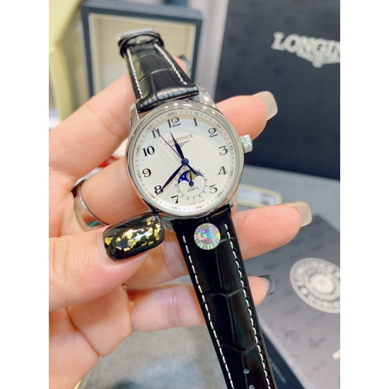 【赵丽颖同款】Longines浪琴 名匠系列女士腕表。全新浪琴名匠月相腕表系列。 诠释女性高贵典雅。精钢表壳直径:34毫米尺寸。官方一致6字位月相1-31日期显示功能。进口石英机芯。三码合一。采用进口头层牛皮、原装蝴蝶扣。珍珠母贝表盘在女表中是运用较多的元素,浪琴为其搭配了12颗钻石时标,将女性魅力发挥到极致。盘面6点钟位置的小表盘显示月相和日期,兼顾实用性和浪漫感,精巧别致。字表盘扫描打版,颜色、“麦粒”格纹深浅、内影字体大小粗细与正品完全一致。 【赵丽颖同款】Longines浪琴 名匠系列女士腕表。全新浪琴名匠月相腕表系列。 诠释女性高贵典雅。精钢表壳直径:34毫米尺寸。官方一致6字位月相1-31日期显示功能。进口石英机芯。三码合一。采用进口头层牛皮、原装蝴蝶扣。珍珠母贝表盘在女表中是运用较多的元素,浪琴为其搭配了12颗钻石时标,将女性魅力发挥到极致。盘面6点钟位置的小表盘显示月相和日期,兼顾实用性和浪漫感,精巧别致。字表盘扫描打版,颜色、“麦粒”格纹深浅、内影字体大小粗细与正品完全一致。