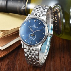 Jaeger-leCoultre Master Ultra Thin Moon积家超薄月相大师系列42mm腕表，简洁的线条设计，赏心悦目的表盘。 显示令表盘尽显活力，6位24小时指针宛如一幕和谐美妙的腕上芭蕾。透过玻璃底盖，机芯运行一目了然。这款厚度仅5.8毫米的超薄机芯向世人证实，超凡的技艺和极尽复杂的功能可以在狭小的空间内完美展现。顶级出品 精品不断
