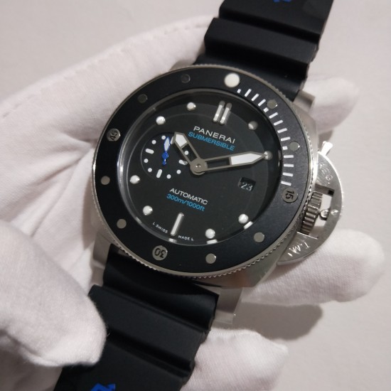 沛纳海新款系列:SUBMERSIBLE 潜行系列型号:PAM00683尺寸:直径47mm,厚度15mm玻璃:高硬度矿物质玻璃圈口:可逆时针方向旋转陶瓷圈口表带:舒适硅胶带表扣:原装针扣机芯:装配天津全自动机芯至臻精品，魅力呈现，欢迎转载