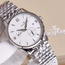 积家 Jaeger-leCoultre Master Ultra Thin 24 times 积家超薄日夜大师系列42mm腕表，日夜显示及3位日历显示令表盘尽显活力，5位跳动的小秒针宛如一幕和谐美妙的腕上芭蕾。透过玻璃底盖，机芯运行一目了然。