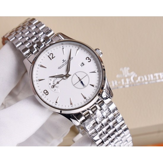 积家 Jaeger-leCoultre Master Ultra Thin 24 times 积家超薄日夜大师系列42mm腕表,日夜显示及3位日历显示令表盘尽显活力,5位跳动的小秒针宛如一幕和谐美妙的腕上芭蕾。透过玻璃底盖,机芯运行一目了然。 积家 Jaeger-leCoultre Master Ultra Thin 24 times 积家超薄日夜大师系列42mm腕表,日夜显示及3位日历显示令表盘尽显活力,5位跳动的小秒针宛如一幕和谐美妙的腕上芭蕾。透过玻璃底盖,机芯运行一目了然。