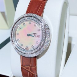 ★实拍 伯爵-PIAGET，时尚石英女款，来自Possession系列诚意推荐，魅力十足的臻品采用瑞士石英机芯，蓝宝石水晶玻璃镜面，表圈可360度旋转，在不经意的旋转之间带来不同的好心情灵动搭配，转动间，专属于你独一无二的个性造型耀目而生有光圈、单排钻和双排钻任性选择！表壳直径34mm厚度8mm。