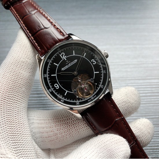 积家JaegerLecoultre A26 大师系列,精品男士腕表,简约两针搭载飞轮设计,尊贵大气,绅士风范,卓越品质,热卖全城。采用全自动机械机芯,顶级316精钢表壳,进口小牛皮表带,矿物质超强镜面,尺寸43*12 三杰精致推荐男士机械腕表 SJ为你精心打造超真实实物图拍摄 积家JaegerLecoultre A26 大师系列,精品男士腕表,简约两针搭载飞轮设计,尊贵大气,绅士风范,卓越品质,热卖全城。采用全自动机械机芯,顶级316精钢表壳,进口小牛皮表带,矿物质超强镜面,尺寸43*12 三杰精致推荐男士机械腕表 SJ为你精心打造超真实实物图拍摄