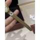 鳄鱼皮版本DR工厂 卡地亚浴缸 全网独家首发❗️Baignoire浴缸系列腕表,典雅欧风浴缸形状,完美演绎卡地亚的经典美学,涌现腕表设计的焕新力量卡家又一经典之作浴缸系列。实物拿到手的时候大吃一惊,颜值高 !椭圆外型的感觉正是典雅欧风浴缸形状,这也太好看了吧!Baignoire浴缸系列腕表,小号表款,石英机芯。镶嵌一颗凸圆形蓝宝石。镀银表盘,剑形蓝钢指针,蓝宝石水晶镜面。灰褐色鳄鱼皮表带。表壳尺寸:32x26毫米厚度:8毫米防水深度3巴(约30米)生活防水。 鳄鱼皮版本DR工厂 卡地亚浴缸 全网独家首发❗️Baignoire浴缸系列腕表,典雅欧风浴缸形状,完美演绎卡地亚的经典美学,涌现腕表设计的焕新力量卡家又一经典之作浴缸系列。实物拿到手的时候大吃一惊,颜值高 !椭圆外型的感觉正是典雅欧风浴缸形状,这也太好看了吧!Baignoire浴缸系列腕表,小号表款,石英机芯。镶嵌一颗凸圆形蓝宝石。镀银表盘,剑形蓝钢指针,蓝宝石水晶镜面。灰褐色鳄鱼皮表带。表壳尺寸:32x26毫米厚度:8毫米防水深度3巴(约30米)生活防水。