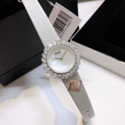 ❤️伯爵-PIAGET 全新高级珠宝系列，18K白金.玫瑰金，镶饰24颗马眼型切割美钻（约3.84克拉）是高级珠宝制作的一大挑战；钻石散发的耀眼光芒，皮带采用轻柔的缎面材质，与钻石造型形成优雅对比。原装尺寸31X7.8mm