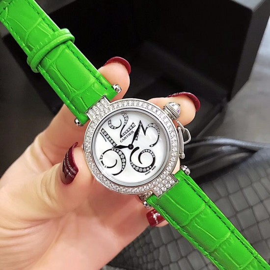 CARTIER-- 卡地亚最新款水壶爆款系列!✨独特镶钻贝母清晰阿拉伯数字,水壶把头锁精巧别致,镶嵌施华洛世奇水钻表壳,镜面持久耐磨,瑞士石英机芯,走时精准,尺寸32MM,唯心所爱非你莫属!映射着夏日给予你的精彩时光 CARTIER-- 卡地亚最新款水壶爆款系列!✨独特镶钻贝母清晰阿拉伯数字,水壶把头锁精巧别致,镶嵌施华洛世奇水钻表壳,镜面持久耐磨,瑞士石英机芯,走时精准,尺寸32MM,唯心所爱非你莫属!映射着夏日给予你的精彩时光