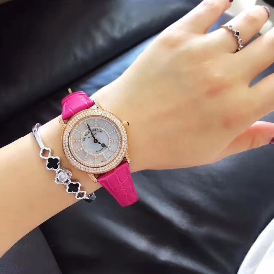 法兰克穆勒Franck muller ⏱FM新款镶钻简约女表✔️表壳表盘均选用进口5A水钻镶嵌、绝不掉钻‼️表盘很立体的双层字面、底层采用高端定制天然母贝、颜色炫彩自然、12个刻度用水钻镶嵌、立体感十足真皮表带、钢壳、进口石英机芯、蓝宝石水晶玻璃镜面、高品质、表盘直径约36毫米❗️这个夏天不离手的时尚单品 法兰克穆勒Franck muller ⏱FM新款镶钻简约女表✔️表壳表盘均选用进口5A水钻镶嵌、绝不掉钻‼️表盘很立体的双层字面、底层采用高端定制天然母贝、颜色炫彩自然、12个刻度用水钻镶嵌、立体感十足真皮表带、钢壳、进口石英机芯、蓝宝石水晶玻璃镜面、高品质、表盘直径约36毫米❗️这个夏天不离手的时尚单品