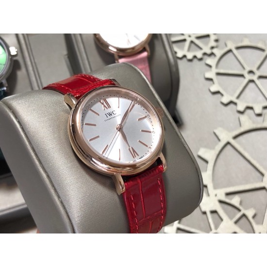 实拍【IWC 2019推出女士全新 Portofino波涛菲诺系列】1⃣️:壳套尺寸34mm/8.8mm采用316精钢材质打磨,每个壳套全程CNC处理所有细节达到完美2⃣️:采用进口日本9015天文台级别经过本厂严格把控 调试 达到零返修稳定性3⃣️:采用瑞士蓝宝石镜面 通透明亮4⃣️字面采用简洁的条丁罗马和表盘十二颗 设计呈现出精致典雅之感5⃣️:表带采用原装快速更换系统 搭配意大利小牛皮皮质柔软细腻:有六种颜色可选(绿色,兰色,黑色,深棕,酒红,粉色)6⃣️:原装表扣采用316精钢材质打磨 实拍【IWC 2019推出女士全新 Portofino波涛菲诺系列】1⃣️:壳套尺寸34mm/8.8mm采用316精钢材质打磨,每个壳套全程CNC处理所有细节达到完美2⃣️:采用进口日本9015天文台级别经过本厂严格把控 调试 达到零返修稳定性3⃣️:采用瑞士蓝宝石镜面 通透明亮4⃣️字面采用简洁的条丁罗马和表盘十二颗 设计呈现出精致典雅之感5⃣️:表带采用原装快速更换系统 搭配意大利小牛皮皮质柔软细腻:有六种颜色可选(绿色,兰色,黑色,深棕,酒红,粉色)6⃣️:原装表扣采用316精钢材质打磨