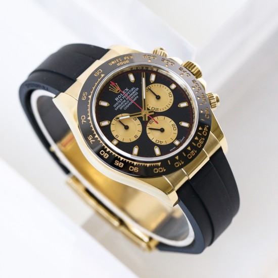 AR超神之作 ROLEX DAYTONA劳 力士迪通拿副本的十年精华， 并行代购版迪通拿，完美修正十年间所有副本的不足和缺陷，4130机芯，以及攻克机芯厚度，使壳身厚度首次达到与正品一致，并搭配正品代购包装物料，重新定义最高品质的迪通拿副本，真正的A级副本劳 力 士迪地拿[AR出品]