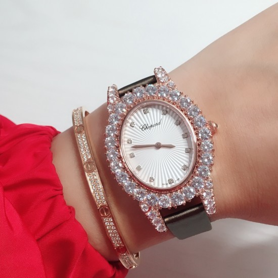 ❤️实拍 萧邦新款 LHEURE DU DIAMANT MEDIUM OVAL 此款LHeure du Diamant 椭圆形切割雕纹镶钻表盘 环以点缀钻石的表圈 优雅气韵 时尚风格和萧邦精湛的手工艺尽显无遗 光华耀目 ❤️实拍 萧邦新款 LHEURE DU DIAMANT MEDIUM OVAL 此款LHeure du Diamant 椭圆形切割雕纹镶钻表盘 环以点缀钻石的表圈 优雅气韵 时尚风格和萧邦精湛的手工艺尽显无遗 光华耀目