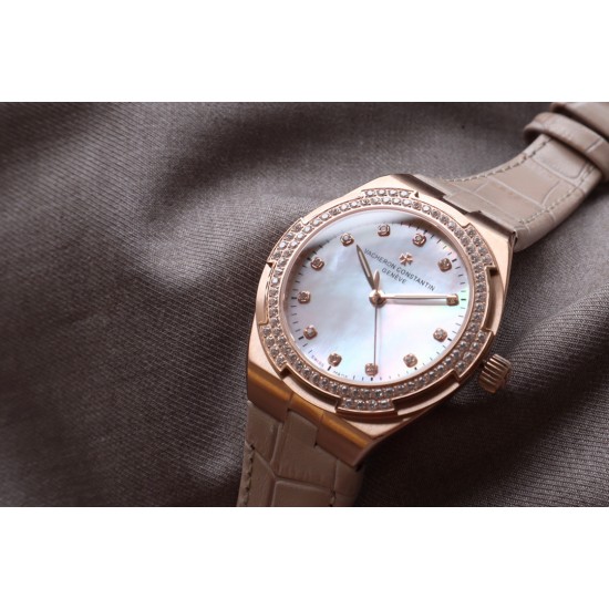★实拍 Vacheron Constantin江诗丹顿纵横四海系列OVERSEAS女款小号型2300v/2305v【表壳】表径3610.8mm 同步原装 质感细腻大方 蓝宝石镜面【字面】表盘经旭日纹缎面拉丝工艺处理 深邃优雅 18k金时标均带白色夜光涂层【机芯】CITIZEN8系列改Cal.5300机芯(机芯稳定零返修 )后原装18k纳米镀金质摆陀【表带扣】半马其他十字三片折叠式表扣 进口牛皮表带越欣赏 越懂欣赏 ★实拍 Vacheron Constantin江诗丹顿纵横四海系列OVERSEAS女款小号型2300v/2305v【表壳】表径3610.8mm 同步原装 质感细腻大方 蓝宝石镜面【字面】表盘经旭日纹缎面拉丝工艺处理 深邃优雅 18k金时标均带白色夜光涂层【机芯】CITIZEN8系列改Cal.5300机芯(机芯稳定零返修 )后原装18k纳米镀金质摆陀【表带扣】半马其他十字三片折叠式表扣 进口牛皮表带越欣赏 越懂欣赏