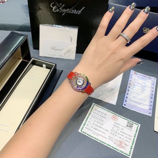 ★实拍 最新萧邦彩虹钻震撼来袭!萧邦快乐钻一直是女表中的翘楚,对萧邦这个系列的创意一直中毒很深,这款彩虹钻属于萧邦的高级珠宝系列!该腕表尺寸大小恰到好处 佩戴舒适!当时间遇见彩虹 玩转小清新 宝石闪耀着红橙黄绿青蓝紫等斑斓色彩 恰似添上曼妙多姿变化色彩精心挑选玲珑精巧的宝石组合镶嵌在一起 为腕表赋予了奇异光彩!女表彩虹圈 萧邦宝石美 不犹豫 果断入手吧! ★实拍 最新萧邦彩虹钻震撼来袭!萧邦快乐钻一直是女表中的翘楚,对萧邦这个系列的创意一直中毒很深,这款彩虹钻属于萧邦的高级珠宝系列!该腕表尺寸大小恰到好处 佩戴舒适!当时间遇见彩虹 玩转小清新 宝石闪耀着红橙黄绿青蓝紫等斑斓色彩 恰似添上曼妙多姿变化色彩精心挑选玲珑精巧的宝石组合镶嵌在一起 为腕表赋予了奇异光彩!女表彩虹圈 萧邦宝石美 不犹豫 果断入手吧!