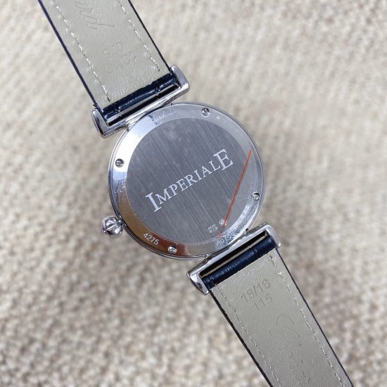 ★实拍 萧邦 CHOPARD IMPERIALE 系列腕表。独特风格带您走进一个新阶段并且成功塑造了崇尚自我表达和与众不同的生活化概念，316精钢材质，此表款全手工镶嵌施华洛世奇水晶钻，成为了美式奢侈生活风格的代表！进口石英机芯以及精细做工，佩戴贴手舒适，设计风格简约明朗。充满奢华璀璨的气息，光彩夺人、让你瞬间提升华丽的气质 ！