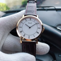 伯爵 PIAGET B0 超薄，直径40厚度8MM，采用改装高品质手翻机芯Cal.1400：原装一致夹板刻字，机芯稳定！蓝宝石水晶镜面，原装比例细节！特别注重手表的大小，弧度，抛光，刻字！ 外壳均采用真空电镀，特别是白金款式光亮不掉色，纯正316进口钢材使整表更有坠感，欢迎比对！双面进口意大利小牛皮和原装扣！ 三十米防水！三杰精致推荐男士超薄机械腕表 SJ为你精心打造超真实实物图拍摄