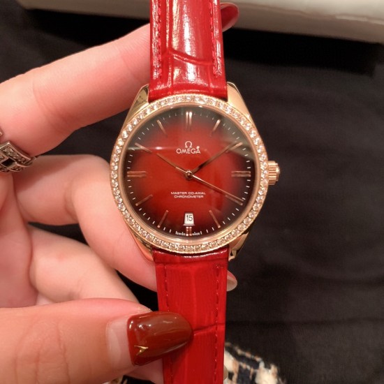 ★实拍 欧米茄-OMEGA 欧米茄碟飞名典系列 女士腕表 欧米茄名典腕表诞生于1949年,其纤薄而典雅的金质表壳别具一格,内部搭载的超薄机芯极具传奇色彩。渐变色弧面表盘,搭配抛光18K金指针,6点位设置有日历窗口,34mm玫瑰金表壳配以多色双面意大利牛皮表带。低调的奢华,简约而不简单. ★实拍 欧米茄-OMEGA 欧米茄碟飞名典系列 女士腕表 欧米茄名典腕表诞生于1949年,其纤薄而典雅的金质表壳别具一格,内部搭载的超薄机芯极具传奇色彩。渐变色弧面表盘,搭配抛光18K金指针,6点位设置有日历窗口,34mm玫瑰金表壳配以多色双面意大利牛皮表带。低调的奢华,简约而不简单.