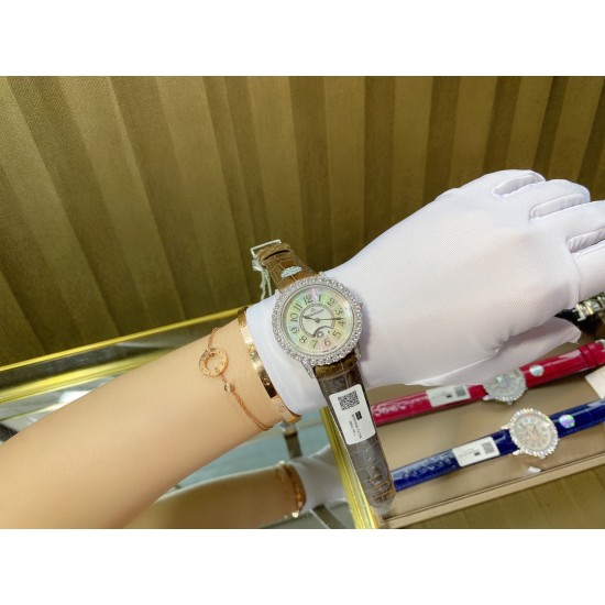 实拍 v18出品 狠货来袭 积家 约会大师 升级版最新24小时日月星辰 日月分明 女士腕表 珠宝镶钻设计风格首次使用高级珠宝的爪镶工艺而非常罕见轨道镶嵌!采用锆石材料。鲜艳光泽强!壳套:珠宝镶钻表壳、316L精钢玻璃:采用蓝宝石水晶表镜表盘:珍珠母贝镶钻表盘、台湾厂立体数字真钉立体!太阳月亮浮现出立体效果24小时日月分明表带:美洲鳄鱼皮表带尺寸:直径36mm,厚度8.8mm机芯:瑞士进口机芯体现出高贵优雅气质、材质进口质量保证零0⃣返修 实拍 v18出品 狠货来袭 积家 约会大师 升级版最新24小时日月星辰 日月分明 女士腕表 珠宝镶钻设计风格首次使用高级珠宝的爪镶工艺而非常罕见轨道镶嵌!采用锆石材料。鲜艳光泽强!壳套:珠宝镶钻表壳、316L精钢玻璃:采用蓝宝石水晶表镜表盘:珍珠母贝镶钻表盘、台湾厂立体数字真钉立体!太阳月亮浮现出立体效果24小时日月分明表带:美洲鳄鱼皮表带尺寸:直径36mm,厚度8.8mm机芯:瑞士进口机芯体现出高贵优雅气质、材质进口质量保证零0⃣返修