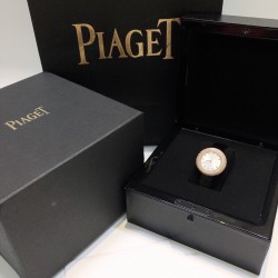 实拍 伯爵-PIAGET 女士腕表 瑞士石英机芯 316L精钢表壳 真牛皮表带 尺寸34*8mm 蓝宝石玻璃镜面 简约的设计,大胆而多彩的配色,以及旋转表圈是伯爵品牌 Possession腕表的特质所在。通过品牌制表师们天马星空的创意,将各个亮色的表带与贵金属、钻石、精钢材质相融,通过圆形盘面的演绎,令全新的 Possession腕表越发闪耀夺目,给人眼前一亮之感。