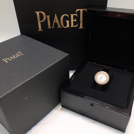 实拍 伯爵-PIAGET 女士腕表 瑞士石英机芯 316L精钢表壳 真牛皮表带 尺寸34*8mm 蓝宝石玻璃镜面 简约的设计,大胆而多彩的配色,以及旋转表圈是伯爵品牌 Possession腕表的特质所在。通过品牌制表师们天马星空的创意,将各个亮色的表带与贵金属、钻石、精钢材质相融,通过圆形盘面的演绎,令全新的 Possession腕表越发闪耀夺目,给人眼前一亮之感。 实拍 伯爵-PIAGET 女士腕表 瑞士石英机芯 316L精钢表壳 真牛皮表带 尺寸34*8mm 蓝宝石玻璃镜面 简约的设计,大胆而多彩的配色,以及旋转表圈是伯爵品牌 Possession腕表的特质所在。通过品牌制表师们天马星空的创意,将各个亮色的表带与贵金属、钻石、精钢材质相融,通过圆形盘面的演绎,令全新的 Possession腕表越发闪耀夺目,给人眼前一亮之感。