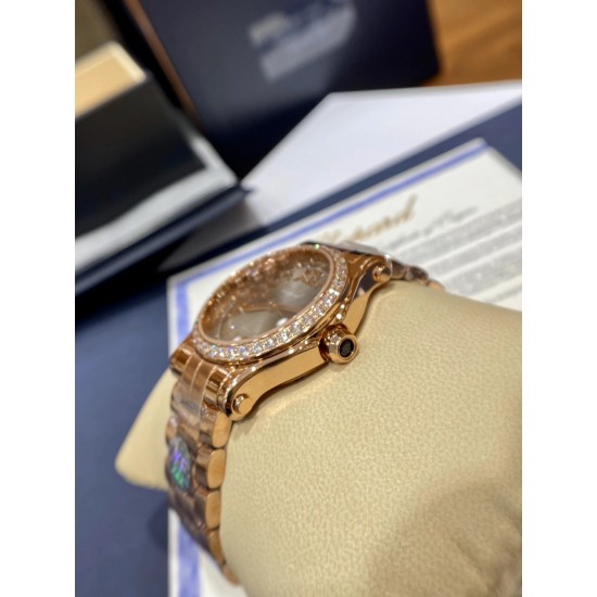 《YF出品》萧邦Happy Diamonds系列在女士腕表当中非常具有标志性,这款腕表拥有36和30毫米的腕表直径,对于大部分女士来说这个尺寸刚刚好。极具标志性的表壳设计搭配银色表盘,盘面上转动的钻石是萧邦Happy Diamonds最大的亮点设计所在。腕表搭载了自动上链机芯,能够为腕表提供42个小时的动力储存。。。YF臻品(2021新鲜上市):萧邦HAPPY DIAMONDS系列274893-5003腕表(精钢-玫瑰金-白色贝壳表盘,7颗彩色活动钻石,2892-2全自动机械,36毫米) 《YF出品》萧邦Happy Diamonds系列在女士腕表当中非常具有标志性,这款腕表拥有36和30毫米的腕表直径,对于大部分女士来说这个尺寸刚刚好。极具标志性的表壳设计搭配银色表盘,盘面上转动的钻石是萧邦Happy Diamonds最大的亮点设计所在。腕表搭载了自动上链机芯,能够为腕表提供42个小时的动力储存。。。YF臻品(2021新鲜上市):萧邦HAPPY DIAMONDS系列274893-5003腕表(精钢-玫瑰金-白色贝壳表盘,7颗彩色活动钻石,2892-2全自动机械,36毫米)