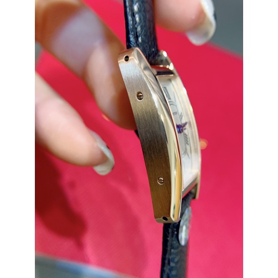 卡地亚-美国坦克-Cartier Tank Amricaine腕表,小号表款,三码合一。采用蓝宝水石晶镜面,瑞士石英机芯。原版开模,精钢表壳,八角形表冠,镶嵌一颗合成蓝色尖晶石,镀银表盘,剑形蓝钢指针,搭配原装光面折叠表扣,采用进口多色小牛皮。腕大表器优雅,深行受家青睐。表壳尺寸:34.80 x 19.00毫米。 卡地亚-美国坦克-Cartier Tank Amricaine腕表,小号表款,三码合一。采用蓝宝水石晶镜面,瑞士石英机芯。原版开模,精钢表壳,八角形表冠,镶嵌一颗合成蓝色尖晶石,镀银表盘,剑形蓝钢指针,搭配原装光面折叠表扣,采用进口多色小牛皮。腕大表器优雅,深行受家青睐。表壳尺寸:34.80 x 19.00毫米。