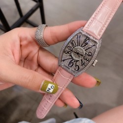 ✔️✔️法兰克穆勒 FranckMuller 36mm*45mm酒桶型表壳和夸张的弧度设计满足了小女生对FM的热爱✔️✔️