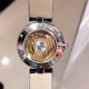 实拍 萧邦新款不断 重点推荐 重磅来袭 LHEUR DU DIAMANT珠宝镶系列,全套精钢镂空打造,光滑精致无暇,采用最新手法三爪镶石工艺,与原装正品一致,尺寸及细节完美至无可挑剔,整表美轮美奂由你任意搭配出行或各种宴会派对,该款专用进口机械机芯,整机保持原状态无改动,稳定性众所周知!表扣饱满不显臃肿,七颗钻石及整个表扣呈现的弧度与镂空的鸟巢壳身完美绝配,搭配之对应效果令你无可挑剔,表带制作精良,狠下本钱采用进口高光牛皮 一点也不逊于市场的一般鳄鱼皮 实拍 萧邦新款不断 重点推荐 重磅来袭 LHEUR DU DIAMANT珠宝镶系列,全套精钢镂空打造,光滑精致无暇,采用最新手法三爪镶石工艺,与原装正品一致,尺寸及细节完美至无可挑剔,整表美轮美奂由你任意搭配出行或各种宴会派对,该款专用进口机械机芯,整机保持原状态无改动,稳定性众所周知!表扣饱满不显臃肿,七颗钻石及整个表扣呈现的弧度与镂空的鸟巢壳身完美绝配,搭配之对应效果令你无可挑剔,表带制作精良,狠下本钱采用进口高光牛皮 一点也不逊于市场的一般鳄鱼皮