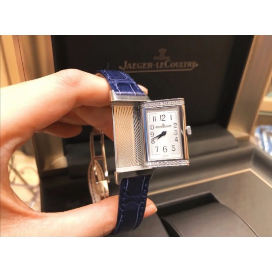 积家-Jaeger Revers one一号翻转腕表 !翻转真的是好看到爆炸积家翻转系列3288420 !低调有历史底蕴!尺寸40.1*20独具一格,进口朗达机芯稳定持久,烧钢蓝指针芳泽无加,午夜蓝色的小牛皮如精灵般俏皮可爱 ,加上原装表扣独特100%的还原度。优雅的气质,精致的翻转结构,精美的做工,腕间璀璨美钻照亮倾心时刻,会让佩戴者赏心悦目,爱不释手。2020大旱望云,愿所有的美好都能如期而至。认准实拍细节!小红书爆款推荐! 积家-Jaeger Revers one一号翻转腕表 !翻转真的是好看到爆炸积家翻转系列3288420 !低调有历史底蕴!尺寸40.1*20独具一格,进口朗达机芯稳定持久,烧钢蓝指针芳泽无加,午夜蓝色的小牛皮如精灵般俏皮可爱 ,加上原装表扣独特100%的还原度。优雅的气质,精致的翻转结构,精美的做工,腕间璀璨美钻照亮倾心时刻,会让佩戴者赏心悦目,爱不释手。2020大旱望云,愿所有的美好都能如期而至。认准实拍细节!小红书爆款推荐!