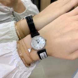 实拍 LONGINES【浪琴】新款女士腕表小巧精致，以钻石装饰、搭配色彩鲜明鳄鱼皮表带，优雅藏在细节里，时尚高雅的来凸显个人风格，优雅地停留在手腕，纯钢表壳，瑞士机芯，蓝宝石镜面，
