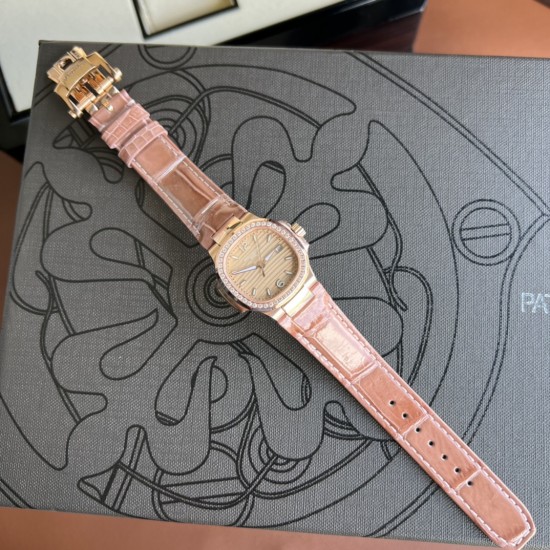 百达翡丽Nautilus 系列7010R最美鹦鹉螺。整个表盘、表壳以及标志性的“锚链式”表耳都采用全手工雪花密镶钻石,以优雅外观体现超卓工艺,美若冰晶,腕表中的“蓝血贵族”。采用32mm表径 上手贴合,进口石英机芯 走时精准,表壳采用不锈钢18k镀玫瑰金,表圈镶嵌46颗,搭配美洲鳄鱼皮表带。送礼自戴首选! 百达翡丽Nautilus 系列7010R最美鹦鹉螺。整个表盘、表壳以及标志性的“锚链式”表耳都采用全手工雪花密镶钻石,以优雅外观体现超卓工艺,美若冰晶,腕表中的“蓝血贵族”。采用32mm表径 上手贴合,进口石英机芯 走时精准,表壳采用不锈钢18k镀玫瑰金,表圈镶嵌46颗,搭配美洲鳄鱼皮表带。送礼自戴首选!