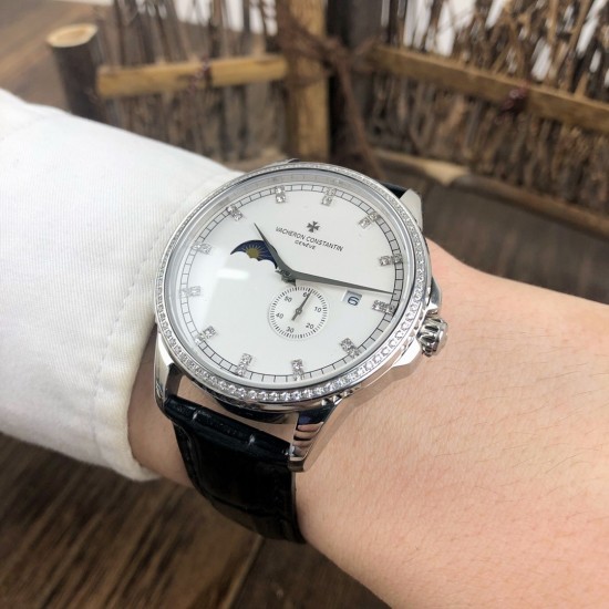 【 VACHERON CONSTANTIN 】江诗丹顿 贵族的艺术品!搭配进口机芯(0返修)台湾厂进口316精钢塑造!字面采用3D油压鱼鳞纹技术,立体感十足,搭配意大利进口小牛皮!耗时6个月打造壳身 堪称完美无缺,尺寸41mm。耐磨防刮蓝宝石双卜玻璃!超强防水50米!江诗丹顿历经风雨一直以来都是销量冠军,独特而奢华的设计风格广受好评,是成功魅力人士的首选,怒荐! 【 VACHERON CONSTANTIN 】江诗丹顿 贵族的艺术品!搭配进口机芯(0返修)台湾厂进口316精钢塑造!字面采用3D油压鱼鳞纹技术,立体感十足,搭配意大利进口小牛皮!耗时6个月打造壳身 堪称完美无缺,尺寸41mm。耐磨防刮蓝宝石双卜玻璃!超强防水50米!江诗丹顿历经风雨一直以来都是销量冠军,独特而奢华的设计风格广受好评,是成功魅力人士的首选,怒荐!