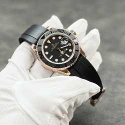 ROLEX 劳力士 YACHT MASTER 游艇名仕型 116655 搭载3235机芯，运动男表， 精钢镀厚玫瑰金表壳 ，陶瓷表圈 ，可双向转动 ，旋入式表冠 ，蓝宝石镜面有日历放大镜6点位镭射皇冠防伪 ！氟橡胶表带 ，表带侧面有OYSTERFLEX字样雕刻 ！表带背面有导汗槽 ，Glidelock折叠保险表扣 ，40mm 直径．出货实拍